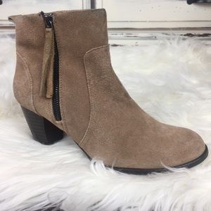 SAM & LIBBY ANKLE BOOTS IN SIZE 6.5